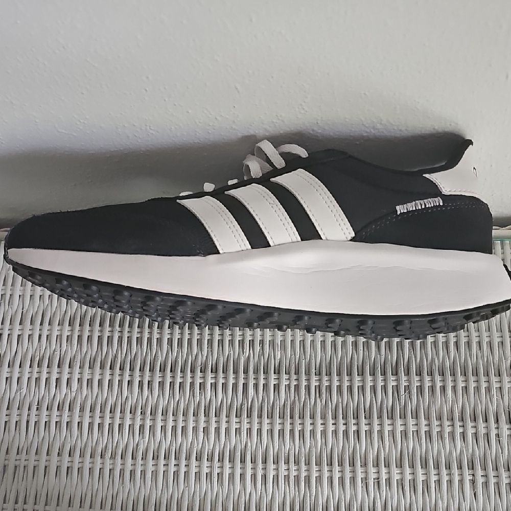 LIKE NEW! Iconic Adidas Classic Black and White Sneakers. M-8.5/W-10. - Picture 11 of 12